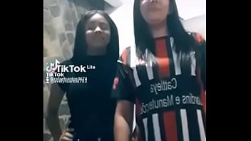 Mãe e filha rebolando