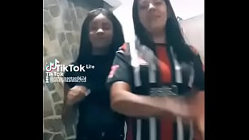 Mãe e filha rebolando