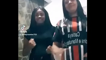 Mãe e filha rebolando