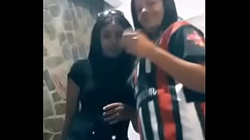 Mãe e filha rebolando