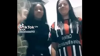 Mãe e filha rebolando