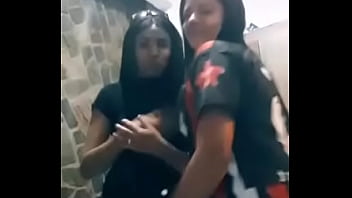 Mãe e filha rebolando