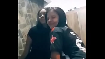 Mãe e filha rebolando