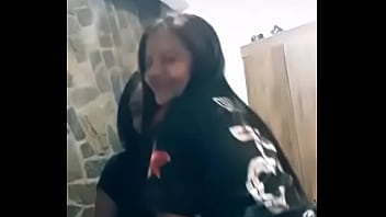 Mãe e filha rebolando