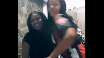 Mãe e filha rebolando