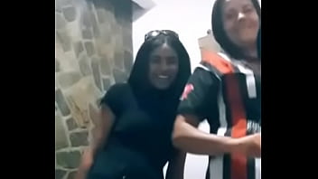 Mãe e filha rebolando