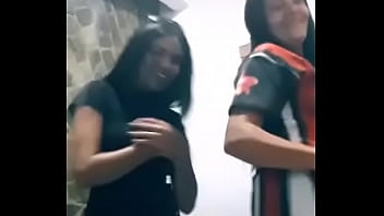 Mãe e filha rebolando