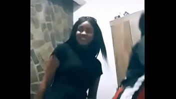 Mãe e filha rebolando