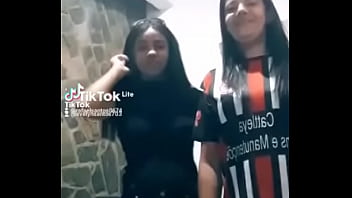 Mãe e filha rebolando