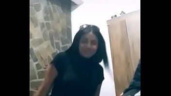 Mãe e filha rebolando