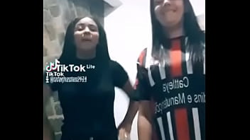 Mãe e filha rebolando