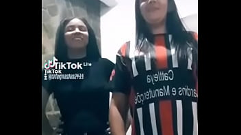 Mãe e filha rebolando