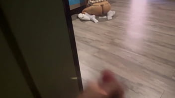 Pervertido caliente sorprende a nalgona con uniforme escolar es follandose el culo y se masturba hasta terminar con una enorme corrida en el suelo