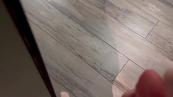 Pervertido caliente sorprende a nalgona con uniforme escolar es follandose el culo y se masturba hasta terminar con una enorme corrida en el suelo