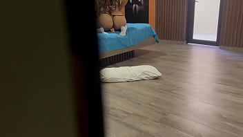 Pervertido caliente sorprende a nalgona con uniforme escolar es follandose el culo y se masturba hasta terminar con una enorme corrida en el suelo