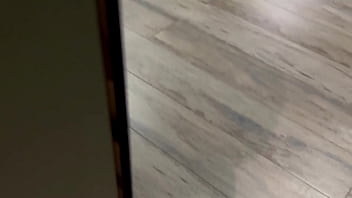 Pervertido caliente sorprende a nalgona con uniforme escolar es follandose el culo y se masturba hasta terminar con una enorme corrida en el suelo