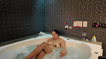 Toda molhada na hidro me divertindo com o amigo do meu marido corno enquanto ele trabalhava em casa