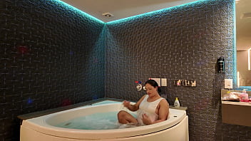 Toda molhada na hidro me divertindo com o amigo do meu marido corno enquanto ele trabalhava em casa