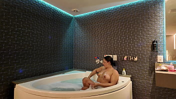 Toda molhada na hidro me divertindo com o amigo do meu marido corno enquanto ele trabalhava em casa