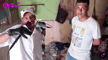 Así duerme con su familia a raíz de migrar a un país desconocido historia de la vida real