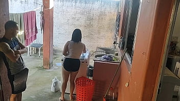 Esposa saiu e a empregada não resistiu ao meu pau ereto