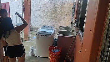 Esposa saiu e a empregada não resistiu ao meu pau ereto