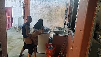 Esposa saiu e a empregada não resistiu ao meu pau ereto