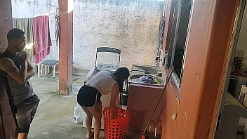 Esposa saiu e a empregada não resistiu ao meu pau ereto