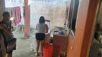 Esposa saiu e a empregada não resistiu ao meu pau ereto