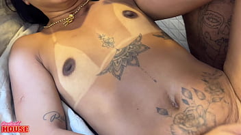 Flagrada assistindo vídeo pornô ela deu a buceta para os amigos do namorado corno