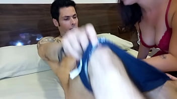 Gata branquinha se exibe pro boy que a fode com gosto