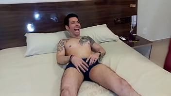 Gata branquinha se exibe pro boy que a fode com gosto