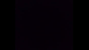 Neguinha bunduda sentando