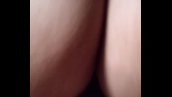 Neguinha bunduda sentando