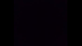 Neguinha bunduda sentando