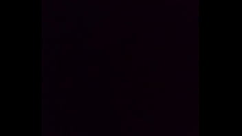 Neguinha bunduda sentando