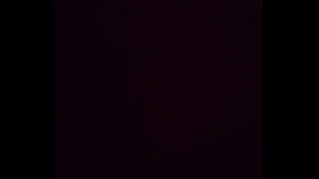 Neguinha bunduda sentando