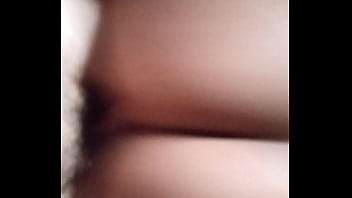 Neguinha bunduda sentando