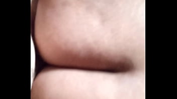 Neguinha bunduda sentando