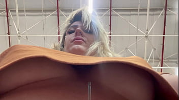 Homem filma mulher com o celular escondido se masturbano eos peitos em quanto ela faz compras no supermercado