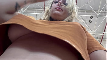 Homem filma mulher com o celular escondido se masturbano eos peitos em quanto ela faz compras no supermercado