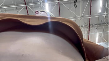 Homem filma mulher com o celular escondido se masturbano eos peitos em quanto ela faz compras no supermercado