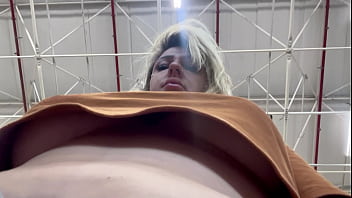 Homem filma mulher com o celular escondido se masturbano eos peitos em quanto ela faz compras no supermercado