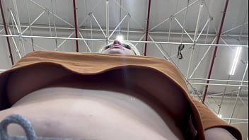 Homem filma mulher com o celular escondido se masturbano eos peitos em quanto ela faz compras no supermercado