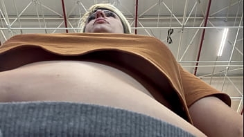 Homem filma mulher com o celular escondido se masturbano eos peitos em quanto ela faz compras no supermercado