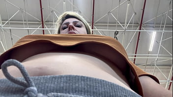 Homem filma mulher com o celular escondido se masturbano eos peitos em quanto ela faz compras no supermercado