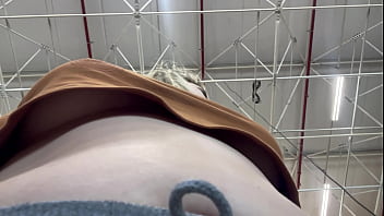 Homem filma mulher com o celular escondido se masturbano eos peitos em quanto ela faz compras no supermercado