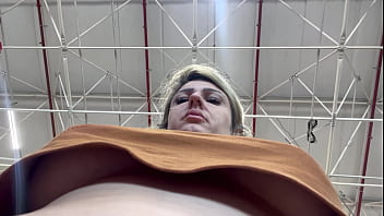 Homem filma mulher com o celular escondido se masturbano eos peitos em quanto ela faz compras no supermercado