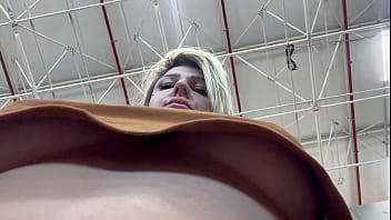 Homem filma mulher com o celular escondido se masturbano eos peitos em quanto ela faz compras no supermercado