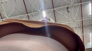 Homem filma mulher com o celular escondido se masturbano eos peitos em quanto ela faz compras no supermercado